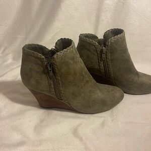 Low-cut leather boot.